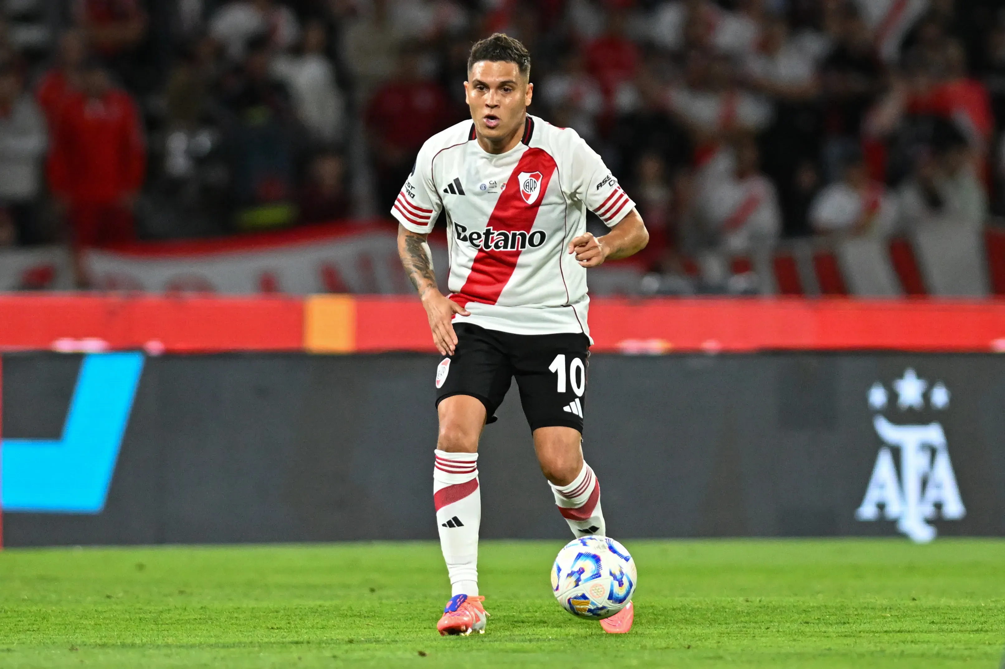 Gallardo probó con distintas variantes en la parte ofensiva del mediocampo, como con Juanfer Quintero, pero ninguna de ellas pareció convencerlo. (Getty Images)