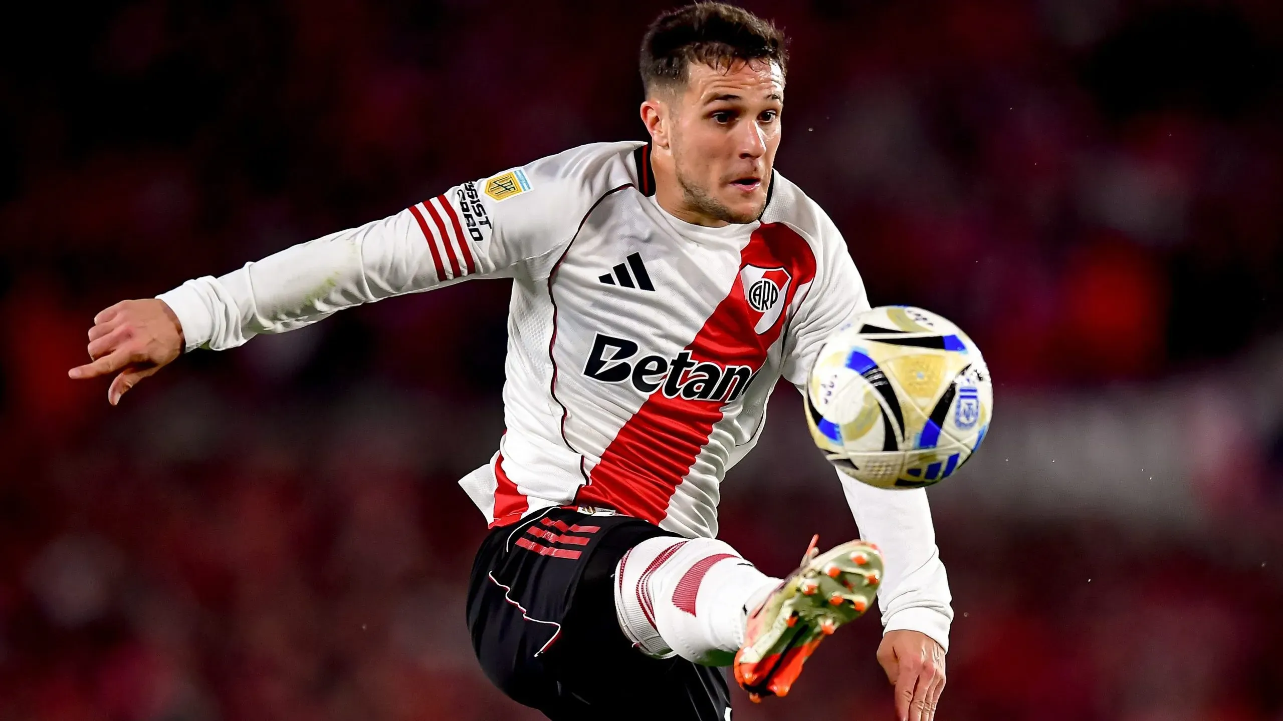 Bustos es uno de los jugadores que se busca club en este mercado de pases.