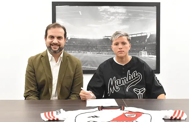 Goytía junto a Barnao en la firma de su primer contrato profesional en River.