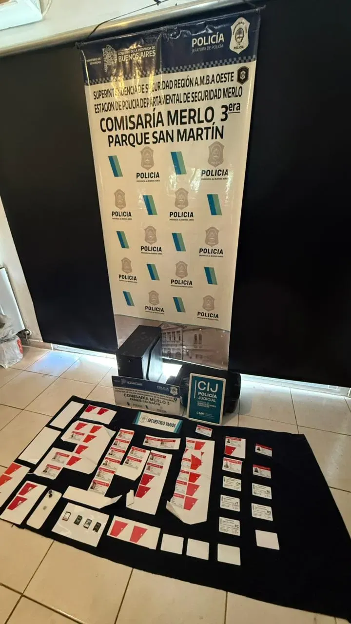 En el operativo se secuestraron carnets en blanco así como impresiones con el logo de River. También se encontraron impresoras y otros dispositivos electrónicos.