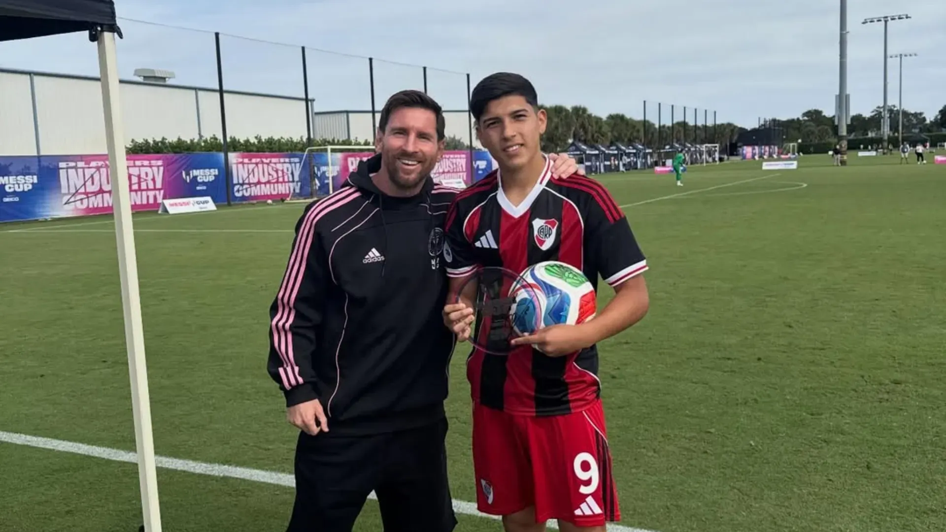 Bruno Cabral, figura de River en la Messi Cup, logró sacarse una foto con Lionel Messi.