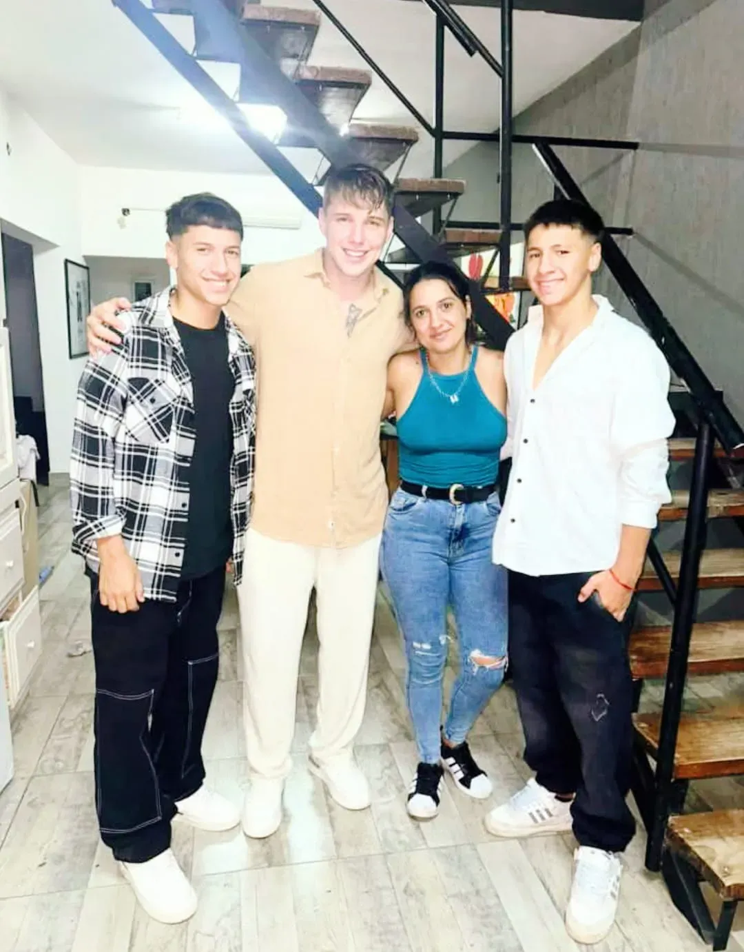 Valentín, de camisa blanca, posando con sus tres hermanos (Familia Sayago)