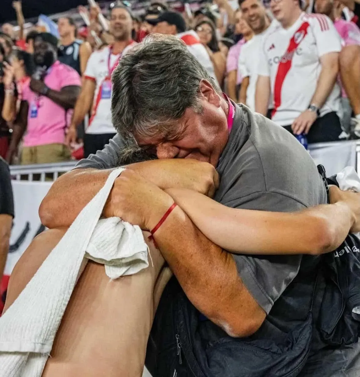 El abrazo emocionante de Joaquín con su papá luego del título conseguido en Miami (Familia Amor)
