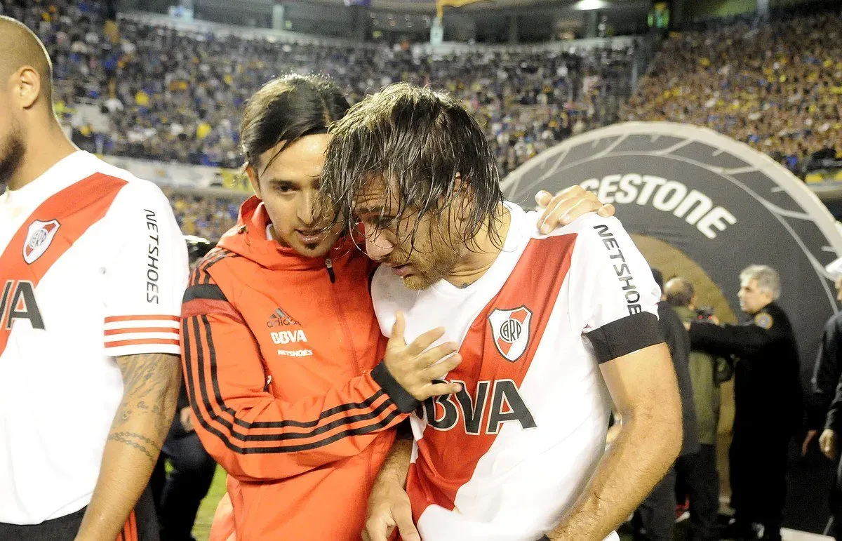 Pisculichi intenta calmar a Leo Ponzio tras el ataque con gas pimienta que sufrieron los jugadores de River.