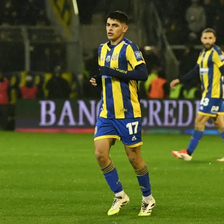 Santiago Segovia juega de volante ofensivo y tiene contrato con Central hasta fines de 2026. River quiso incluírlo en la gestión por Ledesma.