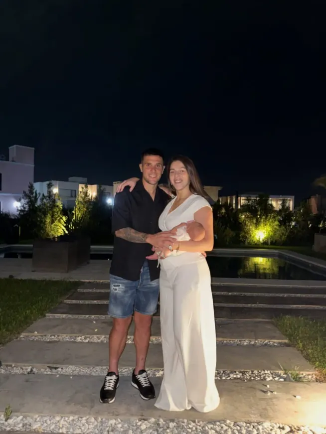 Bustos y su bebé recién nacido.