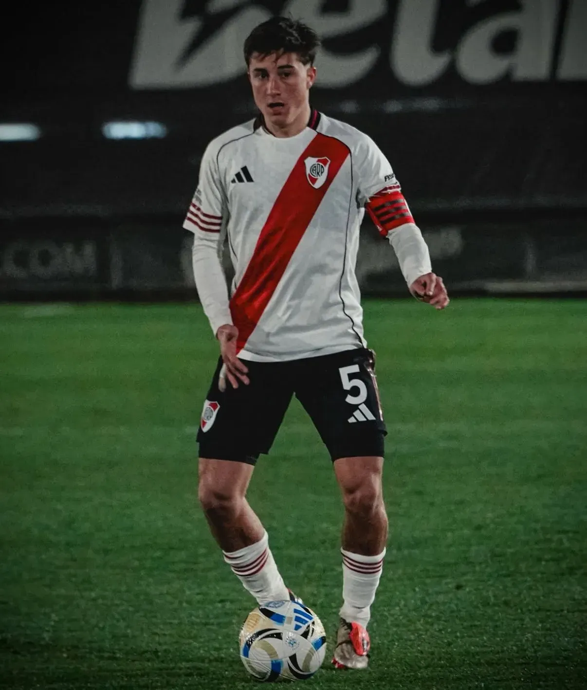 Agustín De La Cuesta pide pista para tener minutos oficiales como volante central