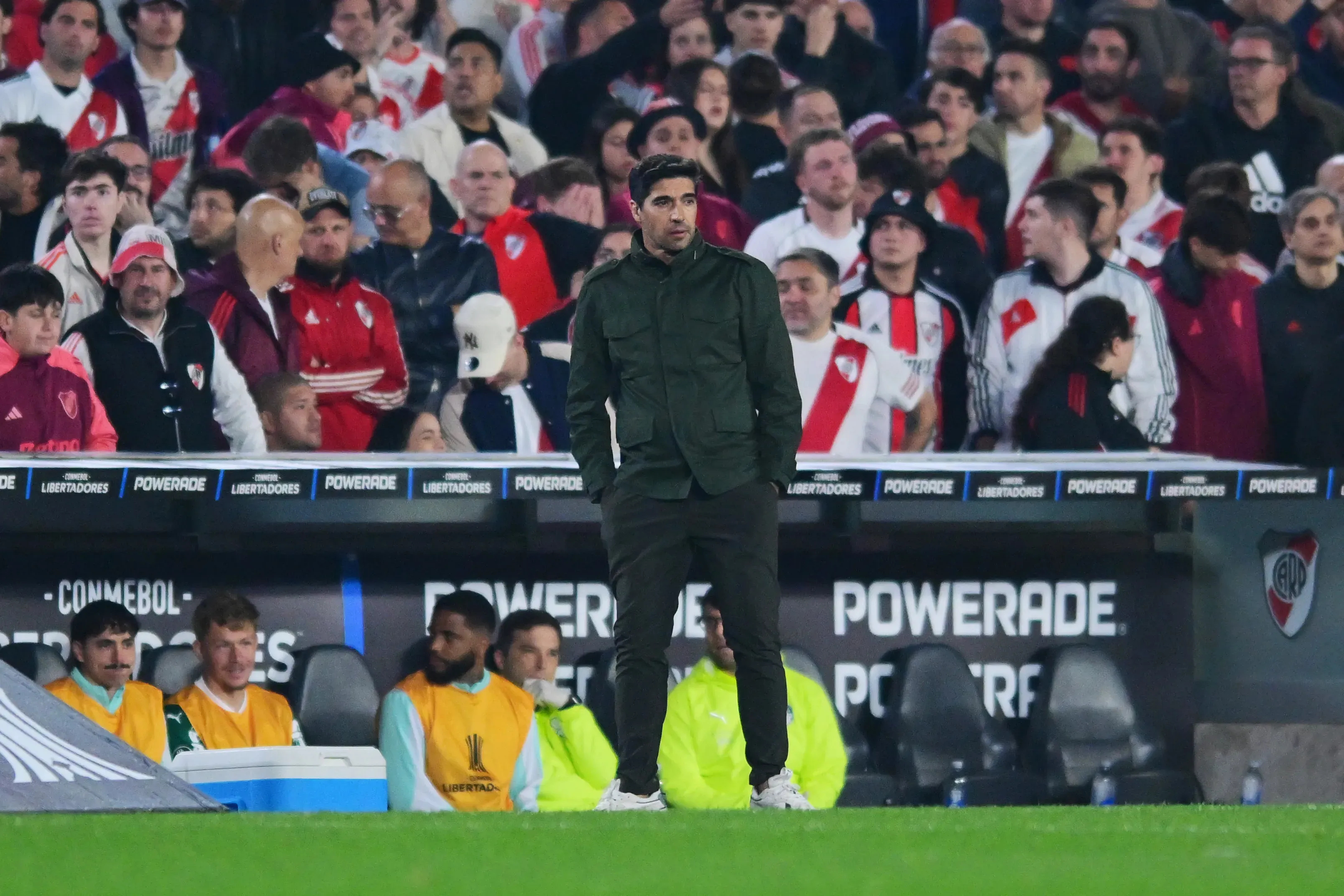 Abel Ferreira durante la ida de los cuartos de final de la Copa Libertadores 2025 en el Monumental. (Getty Images)