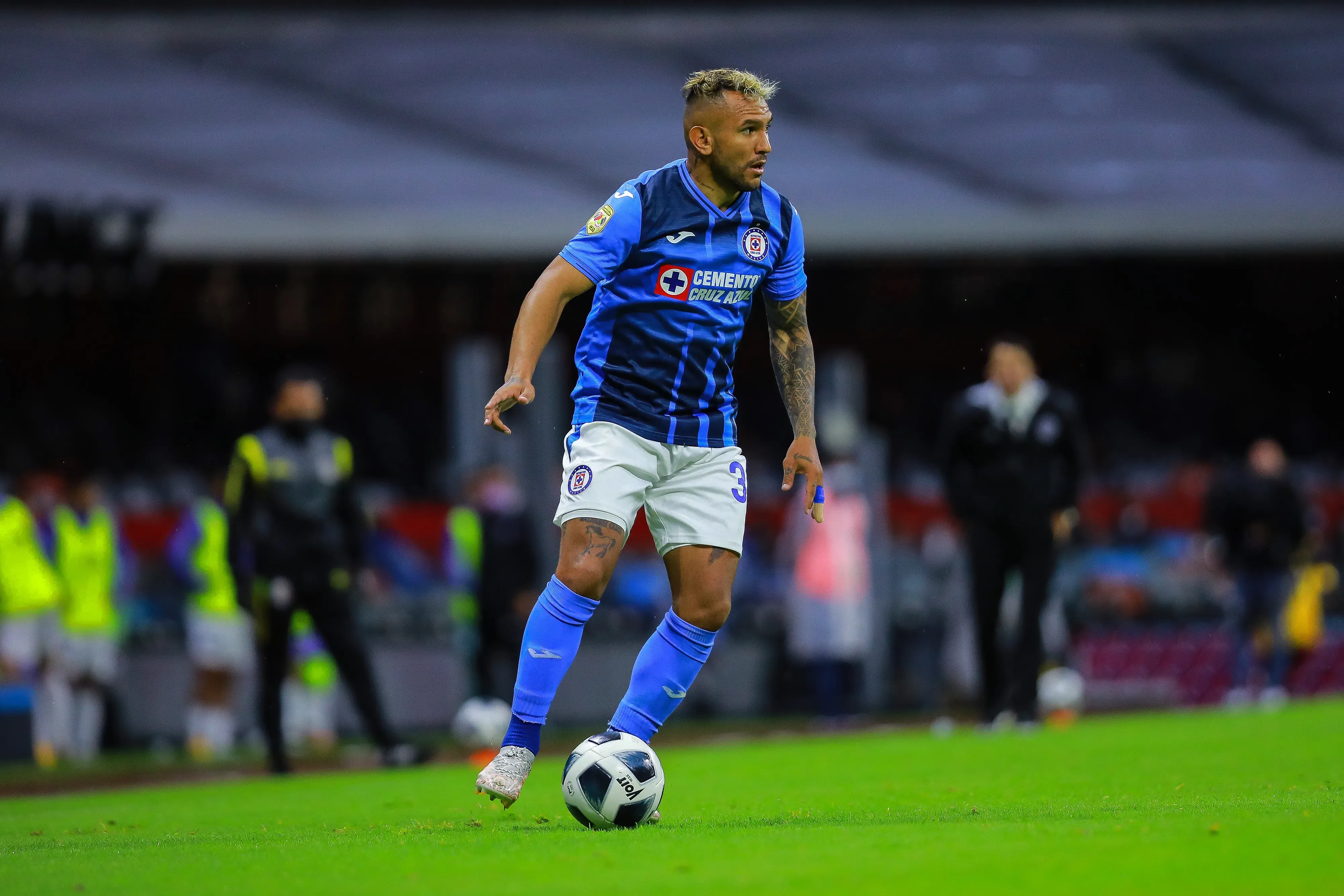 Tras no hacer pie en Sevilla, Walter Montoya fue comprado por Cruz Azul. (Getty Images)