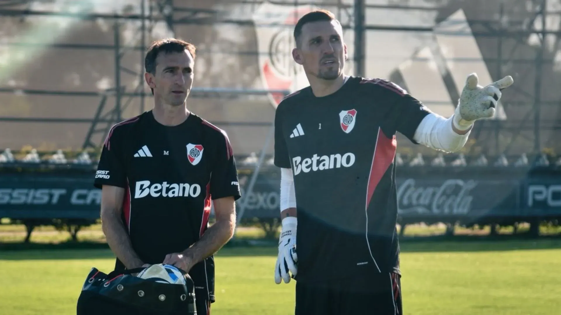 Trapito y el Pulpo, dos de los grandes arqueros de la historia de River. (Foto: Prensa River)