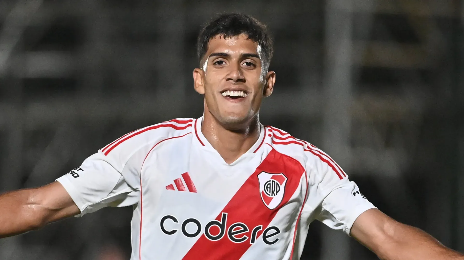 Tomás Nasif, el goleador de la Reserva de River, fue presentado como nuevo refuerzo de Banfield