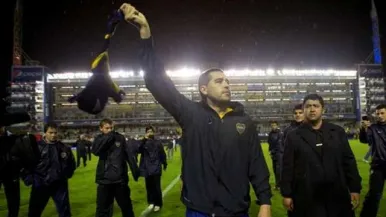 Riquelme-depidio-revoleando-camiseta_OLEIMA20140511_0215_8