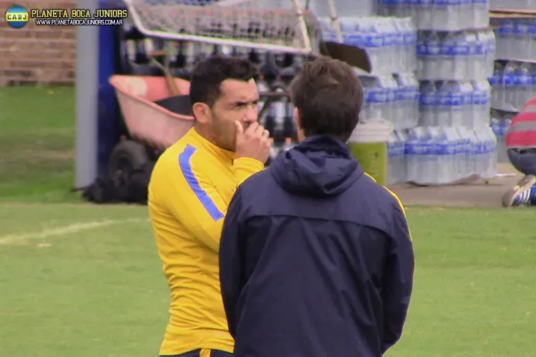 Guillermo y Tevez dialogando aparte.