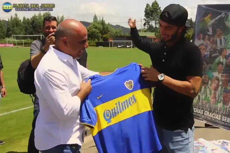 Serna le dio su camiseta a Sebastián Pérez.