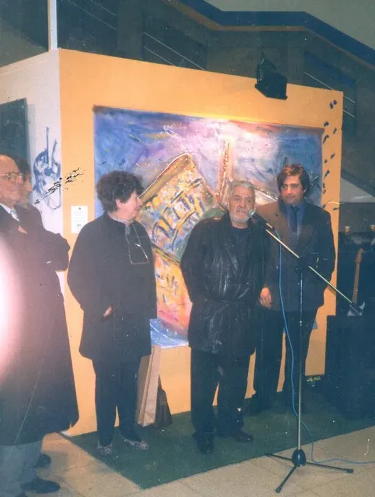 Pérez Célis presentando la muestra de Gustavo en el Hall del Club.
