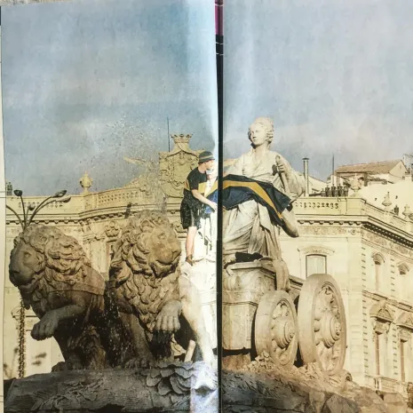 El hincha de Boca en Plaza de Cibeles, donde siempre se reúnen los hinchas merengues