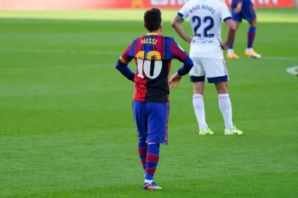 Messi se quita la camiseta del Barça y tiene debajo una de Newell’s con el 10 de Maradona