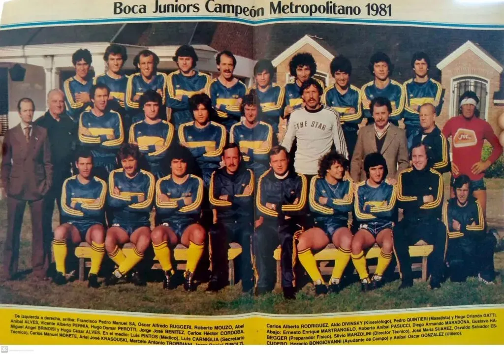 Foto oficial del plantel de 1981, previo a la última fecha. Solamente dos jugadores tienen las “estrellitas”: Diego Armando Maradona y Vicente Pernía. Hugo Orlando Gatti posa con uno de los tantos buzos que le preparó Oscar Tubío. Revista “El libro de Boca Campeón”.