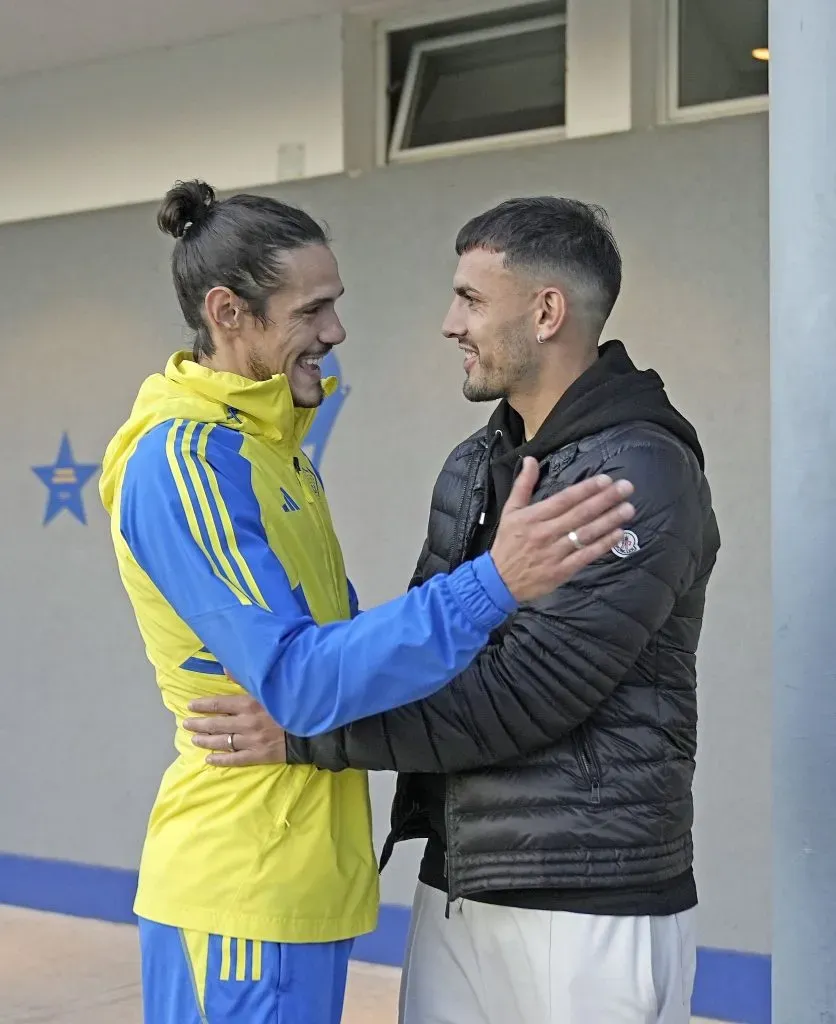 Cavani se saluda con Paredes en Boca Predio.