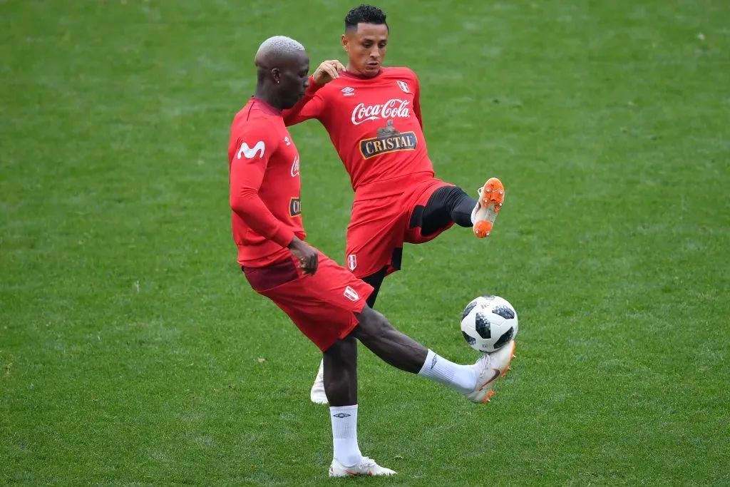 Luis Advíncula junto a Yoshimar Yotún en Perú (Getty Images)
