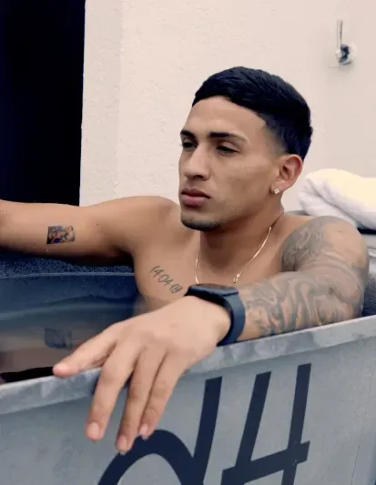 Equi y su tattoo temporal sobre el Pipa.