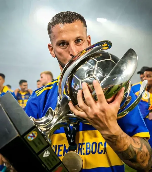Pipa y el trofeo de la Supercopa Argentina. Foto: Prensa CABJ.