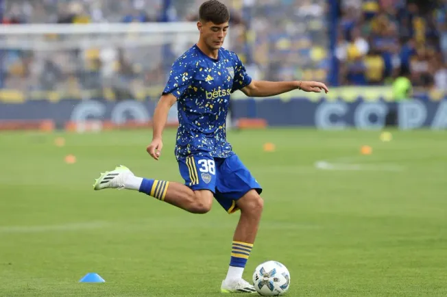 Anselmino, cerca del Chelsea.