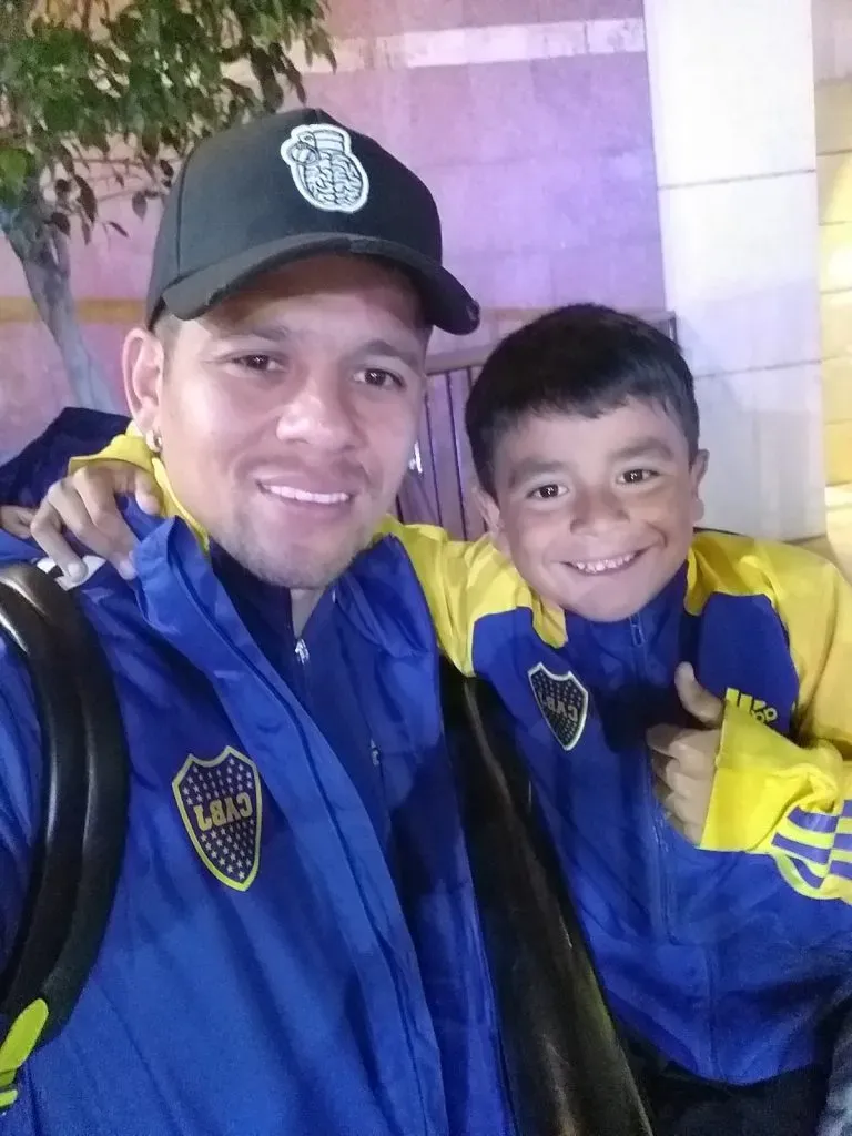 Santino junto a Marcos Rojo
