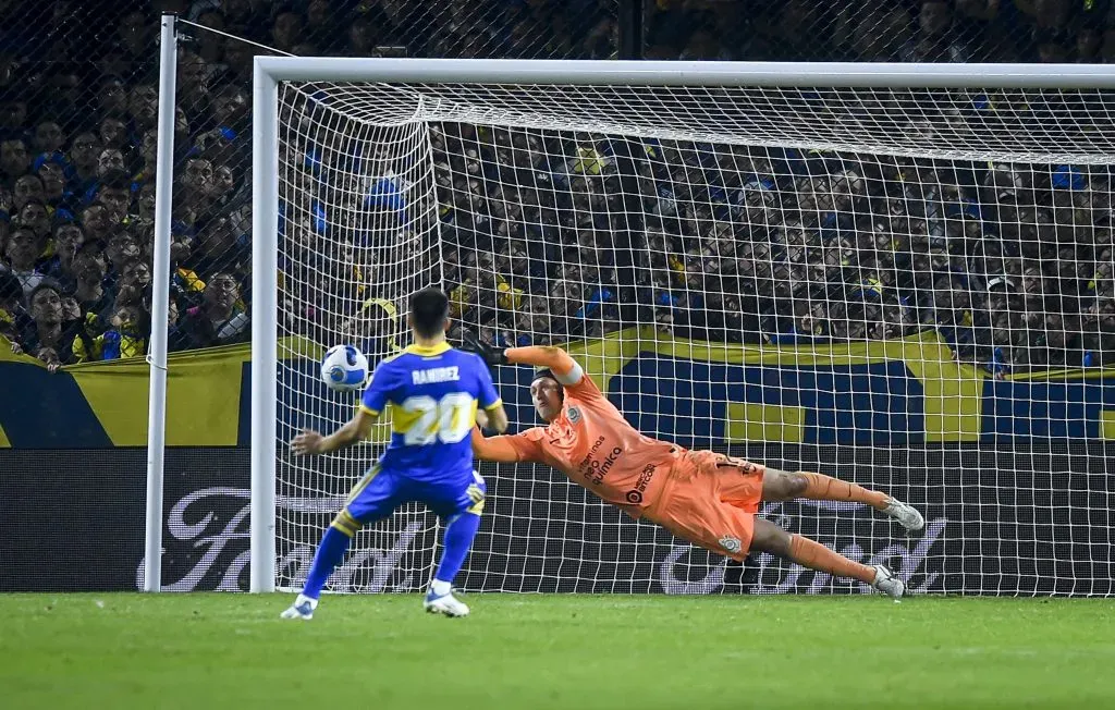 Cássio atajándole un penal a Ramírez en la definición de octavos de final de la Copa Libertadores 2022 (Getty Images)
