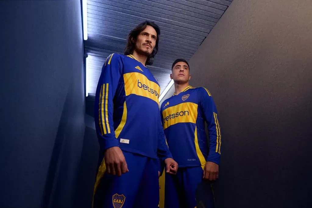 Cavani y Merentiel con la nueva pilcha del CABJ.
