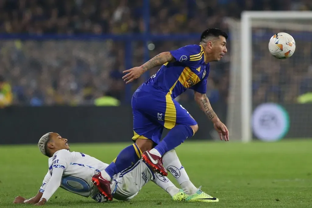 Gary Medel luce el nuevo short titular de Boca. Foto: Getty