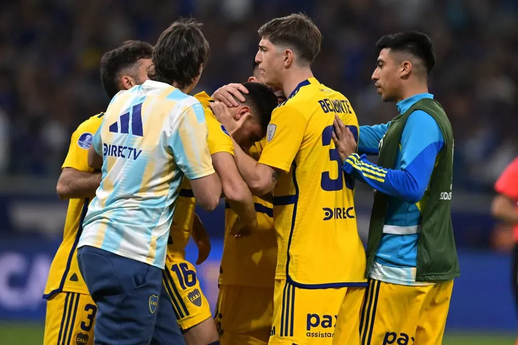 Jugadores y DT abrazan a Merentiel tras la eliminación en Belo Horizonte. Foto: Getty.