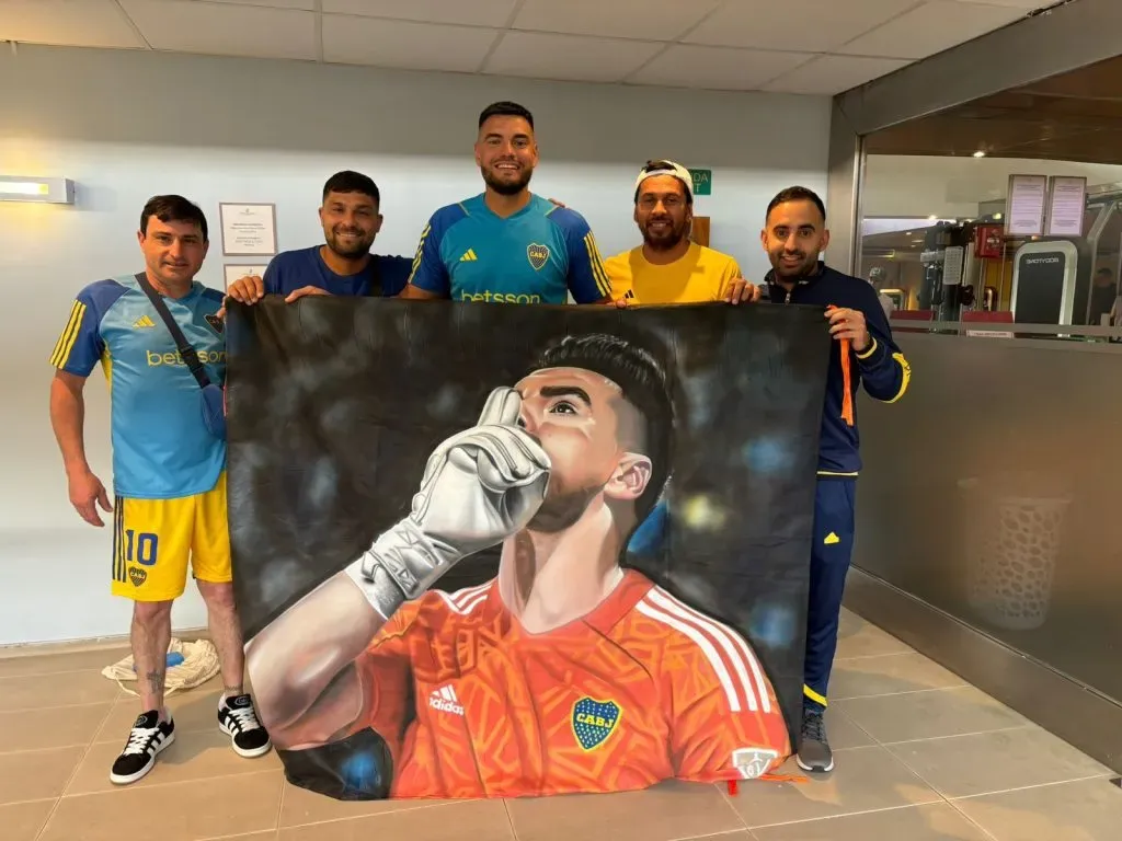 Sebastián y sus amigos, junto a Chiquito Romero y la bandera que le regalaron.