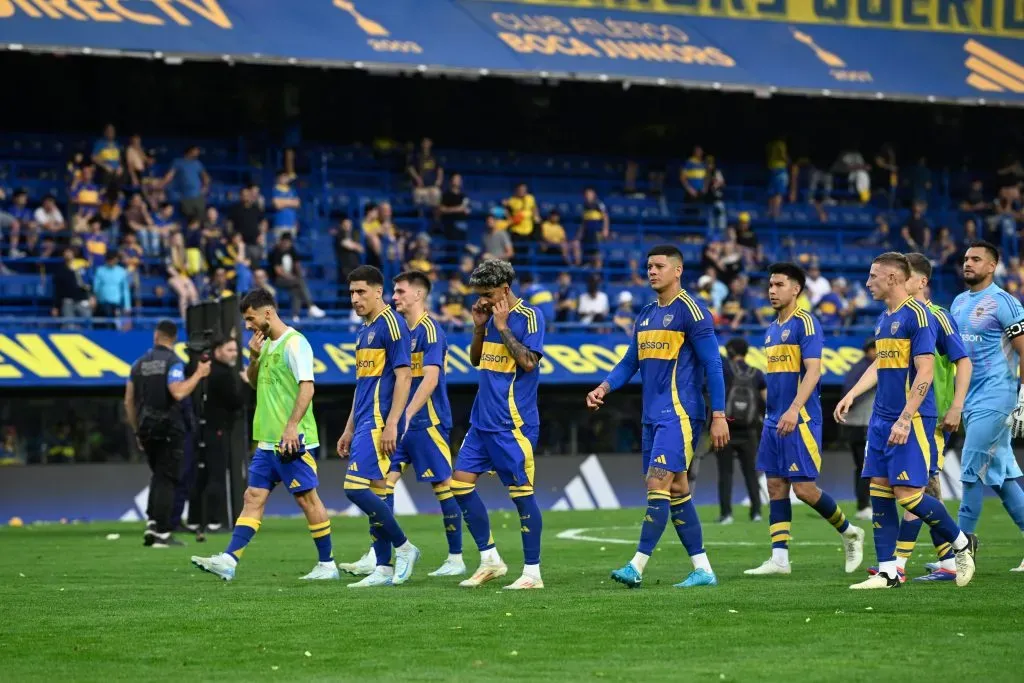 Los jugadores saludan a la gente tras la caída en el clásico. Foto: Imago.