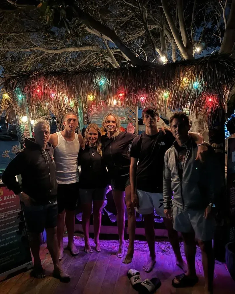 Guillermo Barros Schelotto con su familia en un pub de los Estados Unidos.
