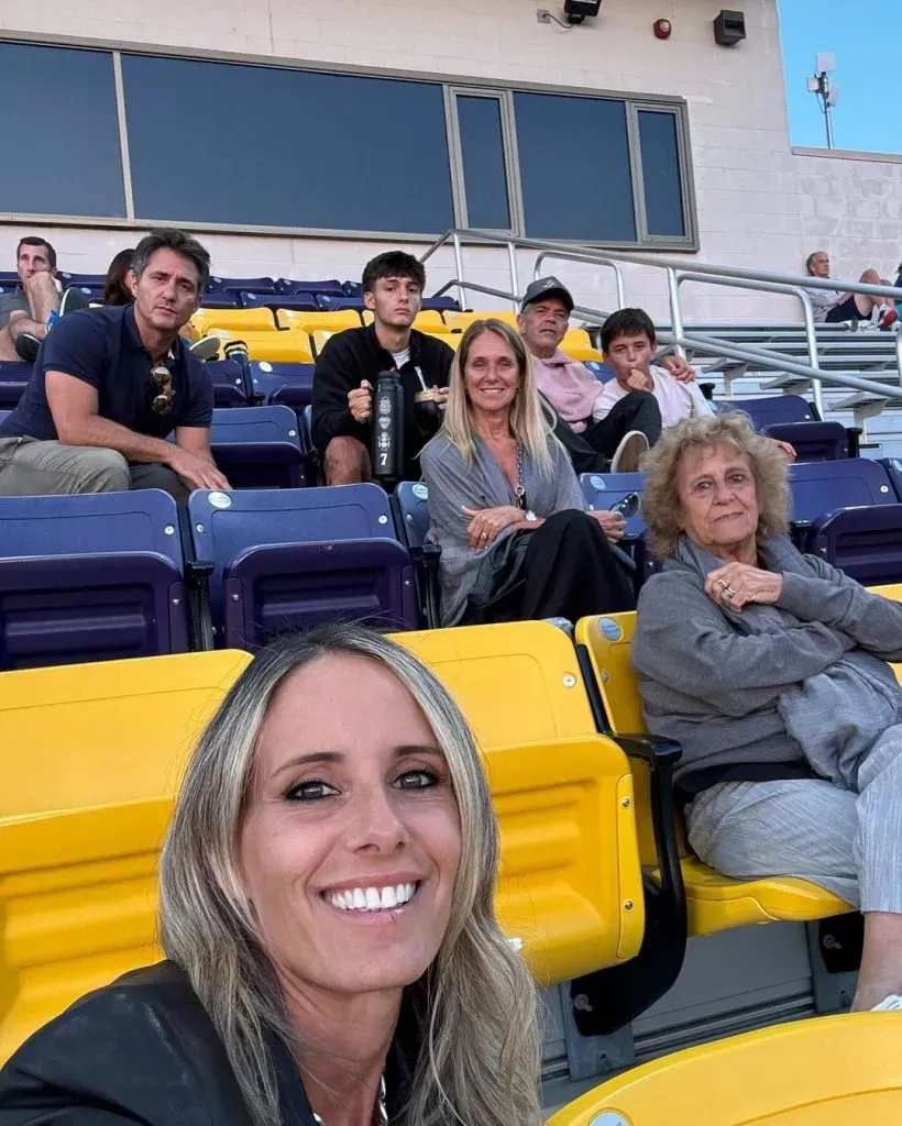 Guillermo Barros Schelotto, con parte de su familia, viendo a uno de sus hijos en un partido de fútbol en los Estados Unidos.