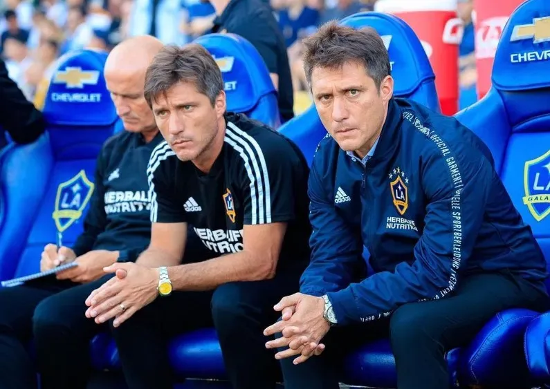 Guillermo y Gustavo Barros Schelotto, hermanos e integrantes del mismo cuerpo técnico.