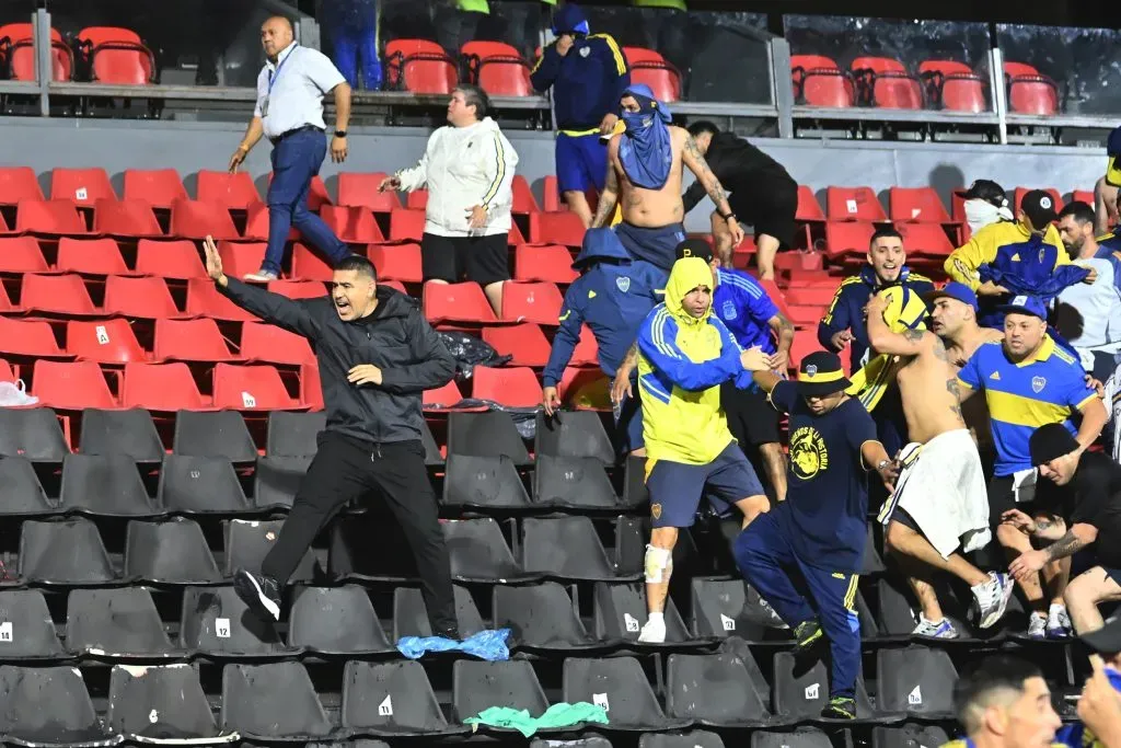 Juan Román Riquelme en los disturbios entre los hinchas y la policía (Getty Images)