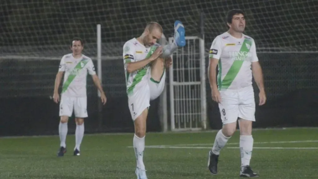 Rodrigo Palacio disfruta del fútbol en su ciudad Natal. (La Nueva Provincia)