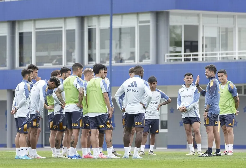 Gago junto al plantel en la práctica de Boca. (Imago)