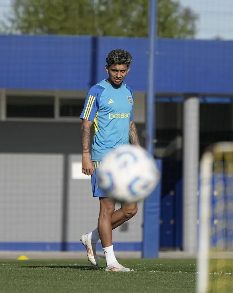 Cristian Medina en la práctica de Boca. (Imago)