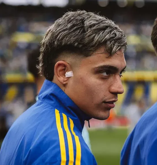 La cinta de Zeballos en su oreja derecha.