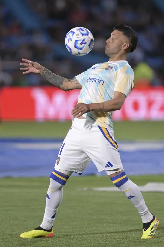 Lucas Janson gana terreno con Gago. (Getty)