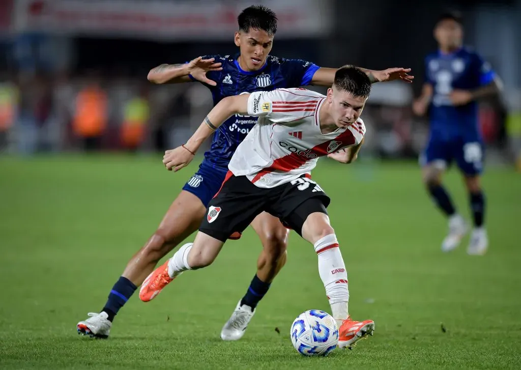 Galarza, con Talleres, contra River. (IMAGO)