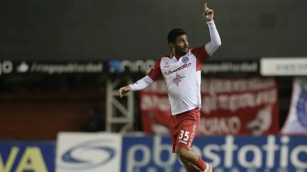 Carlos Bueno le convirtió a Boca casi una década después de pasar por el club. (Imago)