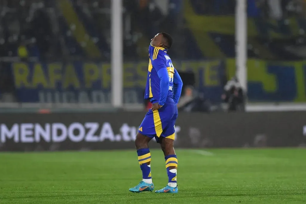 Luis Advíncula vio la roja. (Getty)