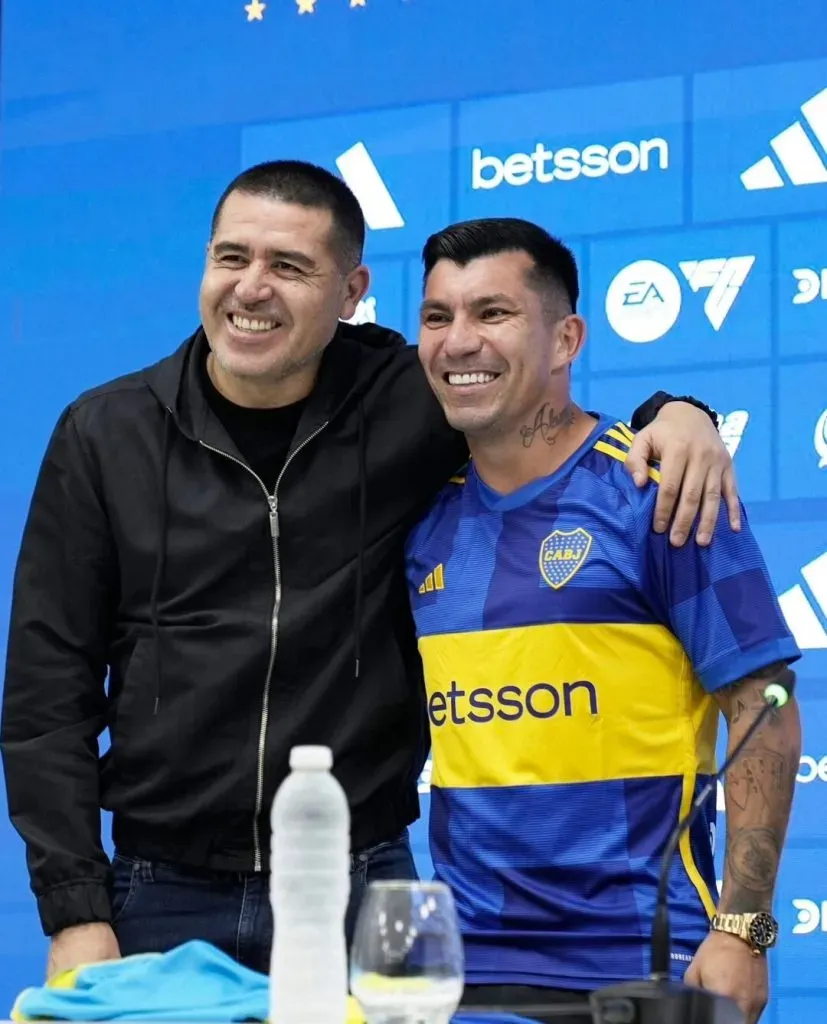 Juan Román Riquelme y Gary Medel, en su llegada a Boca. (Boca Juniors oficial).