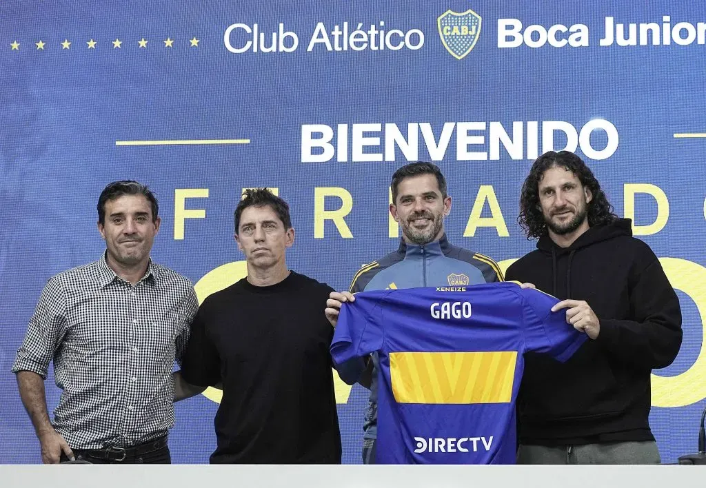 Fernando Gago junto a su cuerpo técnico. (Imago)