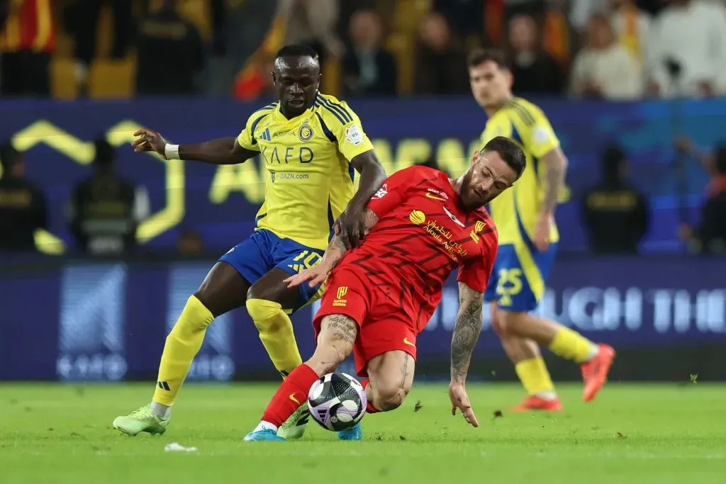 Nahitan Nández tiene chances de compartir cancha con Leandro Paredes y Paulo Dybala. (Getty).