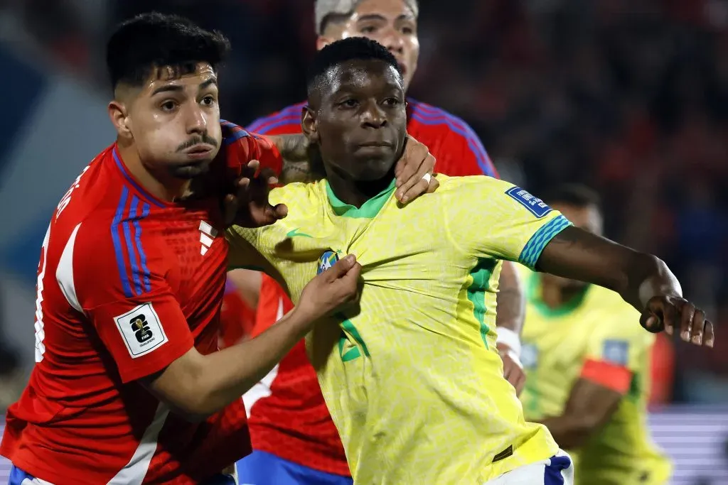 Williams Alarcón en la Selección de Chile ante Brasil. (IMAGO)